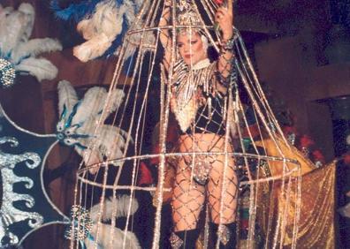 Imagen secundaria 1 - Distintas misses traveskarnatival. La de la izquierda, sobre estas líneas, fue Miguel Vera y desfiló con el nombre artístico de Paloma. El nombre del traje fue 'Jaula' y recuerda Pedro Franco que causó sensación en aquella primera gala de 1986 porque resultaba muy atrevido. 