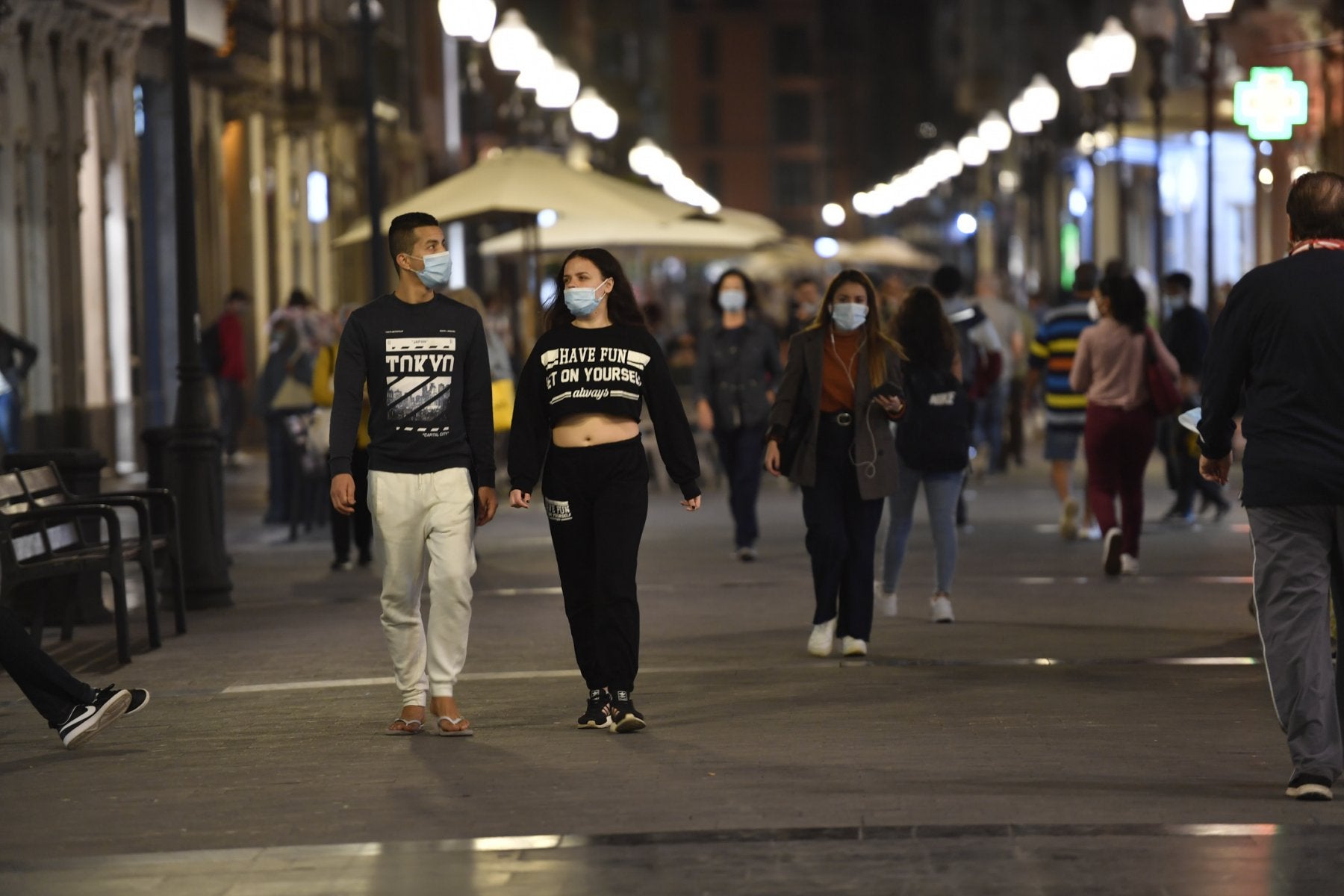 Imagen de archivo de transeúntes por la calle Mayor de Triana, en la capital grancanaria. 