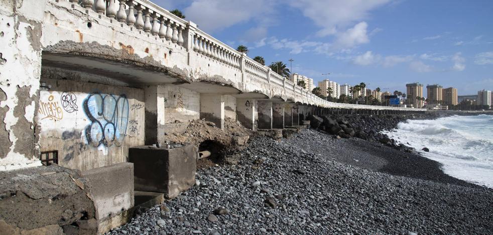 El Gobierno de Canarias actuará de emergencia para reparar y rellenar la escollera de la avenida marítima