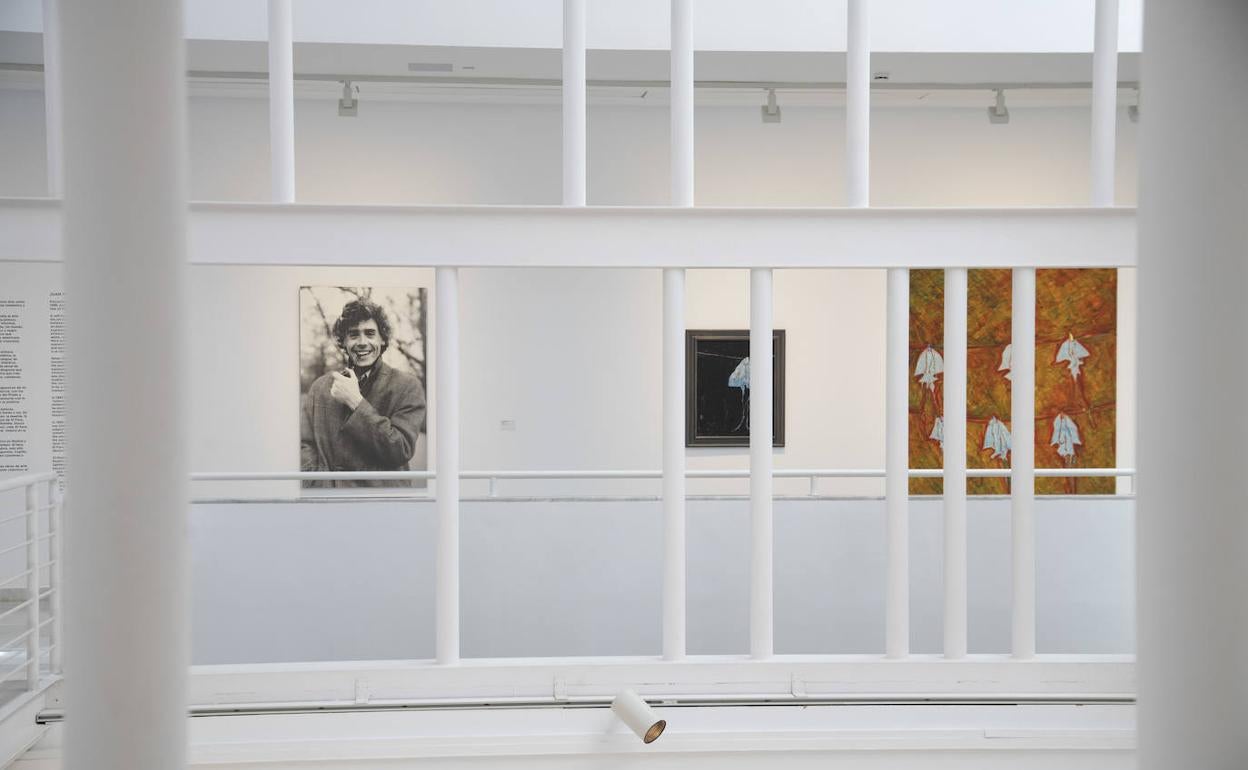 Una fotografía de Juan Hérnadez junto a dos de sus cuadros, en el CAAM. 