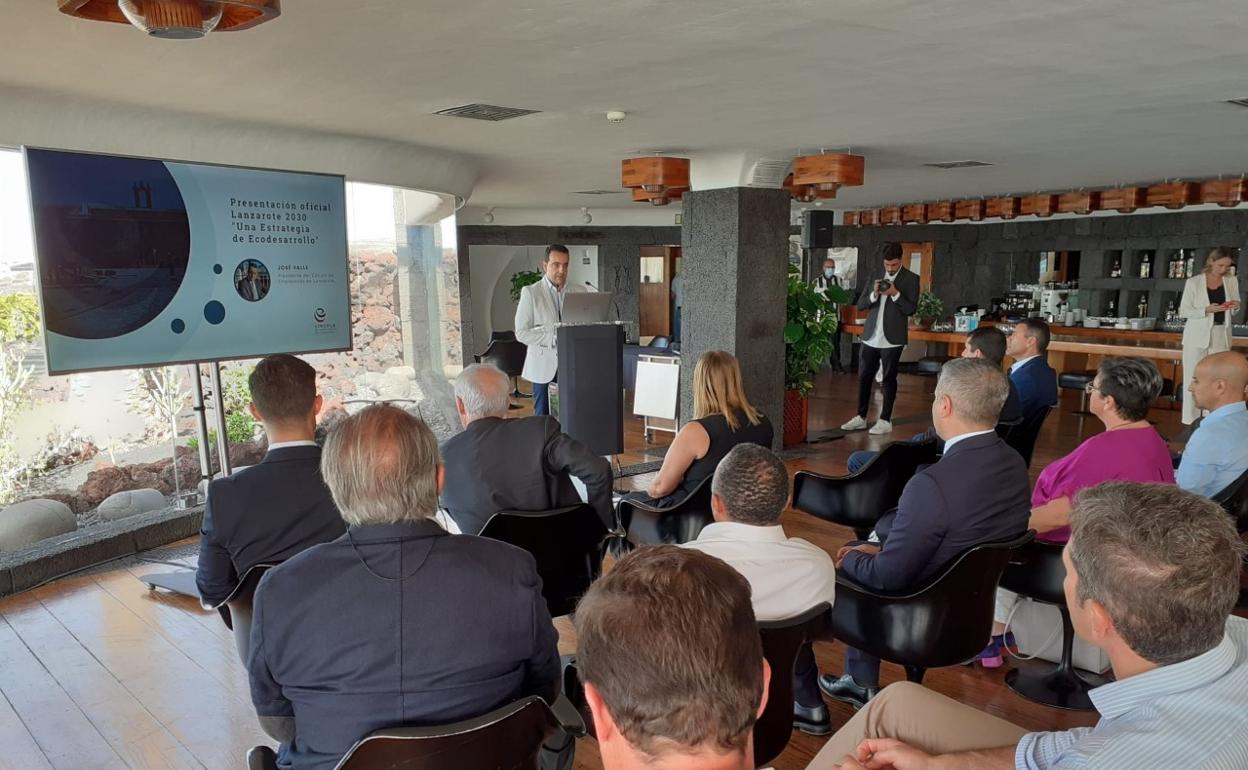 José Valle, presidente de la CEL, anfitrión de la presentación hecha en el Castillo de San José. 