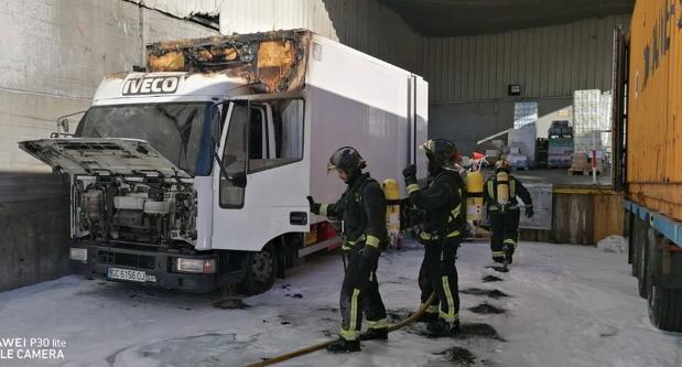 Un incendió en un motor de un muelle de carga alcanza a dos camiones