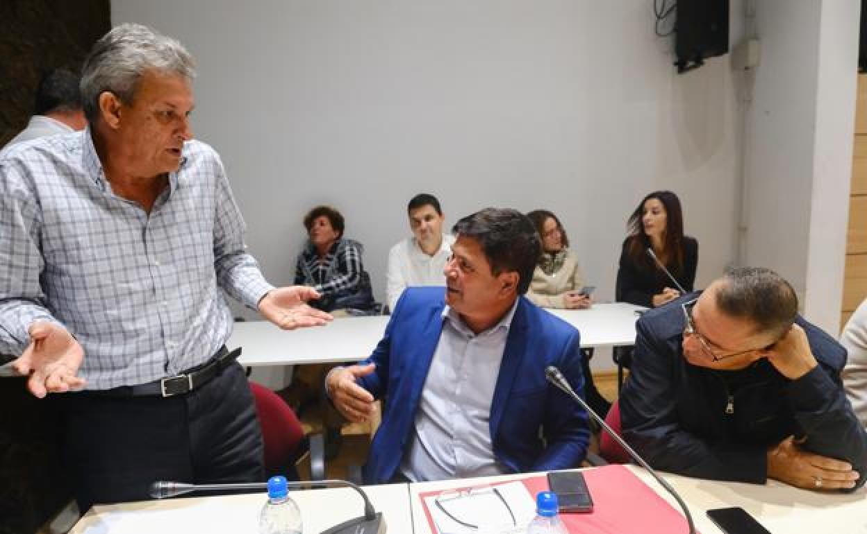 Rafael Perdomo, el primero por la izquierda, en un pleno de Pájara. 