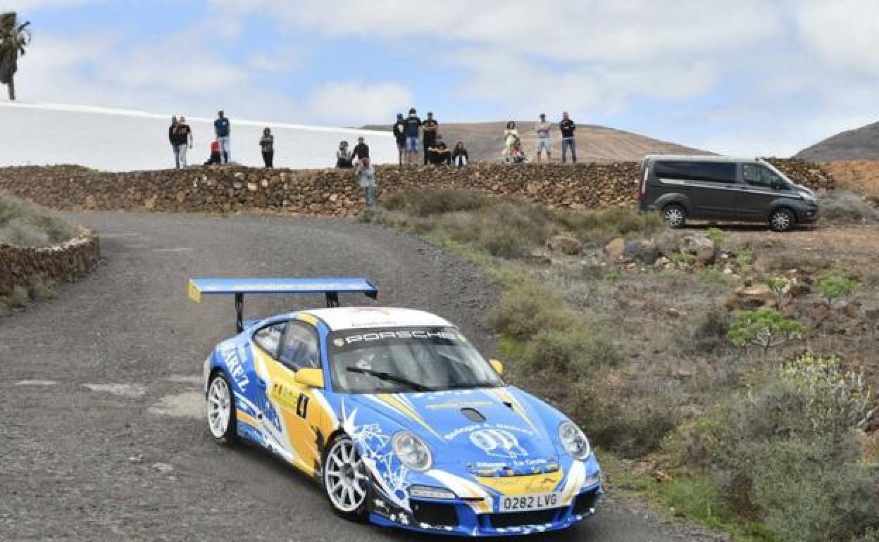 Toñín Suárez a los manos de su Porsche. 