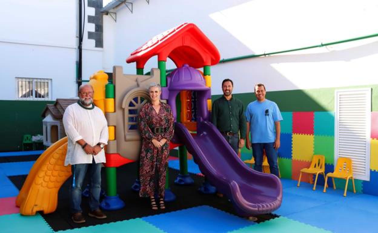 Autoridades de Tías y representantes de Fundación DinoSol en el nuevo parque. 