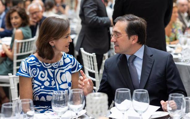 Los ministros de Industria y Asuntos Exteriores, Reyes Maroto y José Manuel Albares, este jueves en un acto en Málaga.