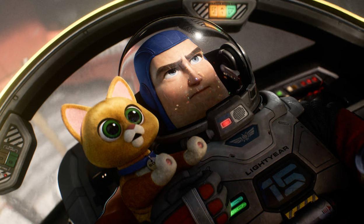 Buzz Lightyear y el gato robot SOX.