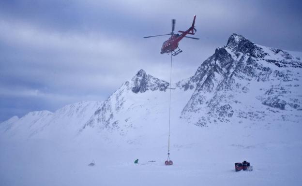 El trabajo de campo requirió un viaje diario en helicóptero de cuatro horas desde una comunidad costera de Groenlandia u otras bases para llegar al hábitat de los osos.