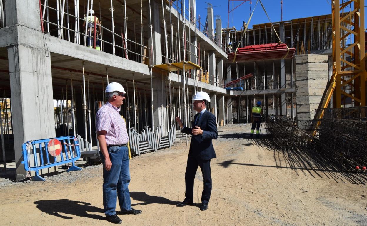 Carlos Ruiz y Teodoro Sosa visitan la obra del instituto. 