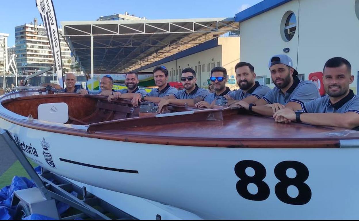 Los miembros del Zuleyka, orgullosos en la presentación del nuevo barquillo. 