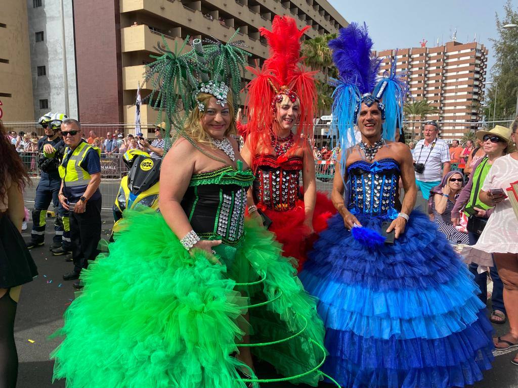 Fotos: Una caravana de carrozas aguarda la salida de la última gran cabalgata de carnaval de 2022