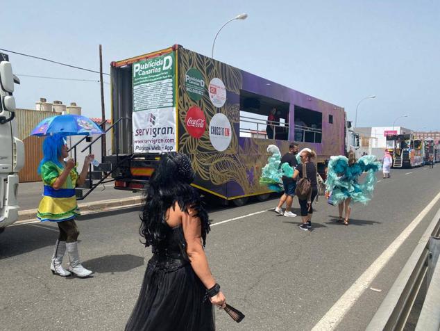 Fotos: Una caravana de carrozas aguarda la salida de la última gran cabalgata de carnaval de 2022