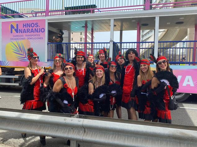 Fotos: Una caravana de carrozas aguarda la salida de la última gran cabalgata de carnaval de 2022