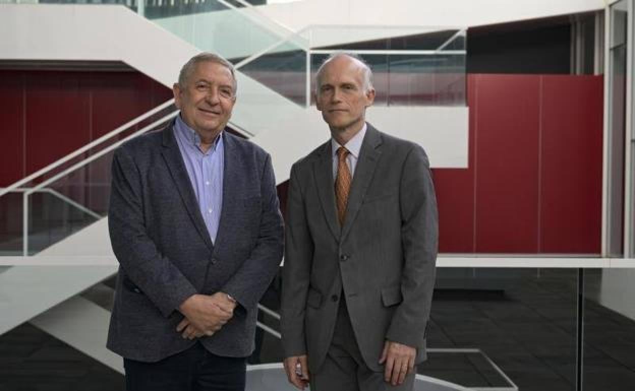 Los doctores René de Lamar, a la izquierda, y Javier Olazarán, en las instalaciones de CANARIAS7 momentos antes de la entrevista. 