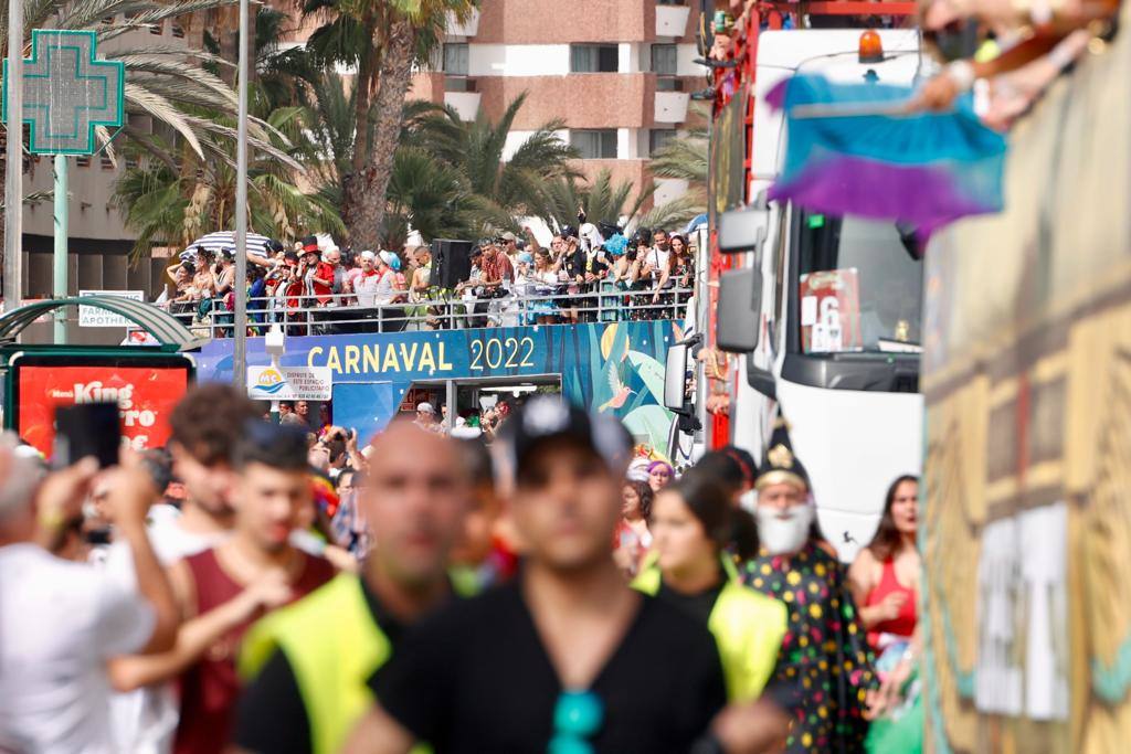 Fotos: Una caravana de carrozas aguarda la salida de la última gran cabalgata de carnaval de 2022