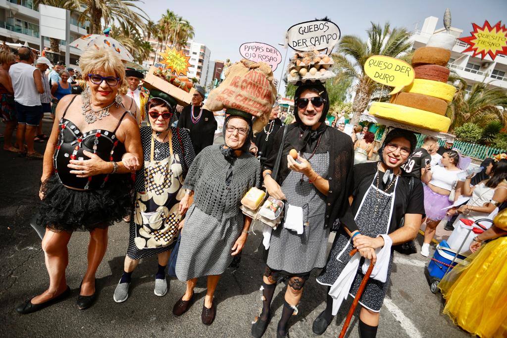 Fotos: Una caravana de carrozas aguarda la salida de la última gran cabalgata de carnaval de 2022