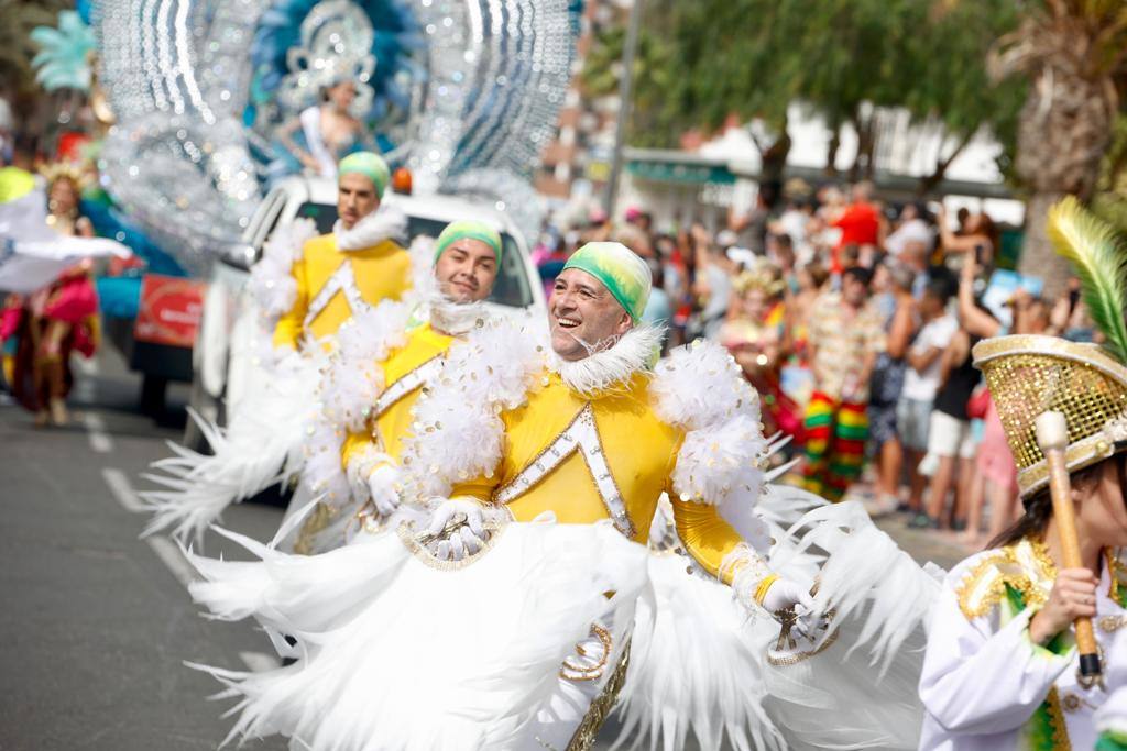 Fotos: Una caravana de carrozas aguarda la salida de la última gran cabalgata de carnaval de 2022