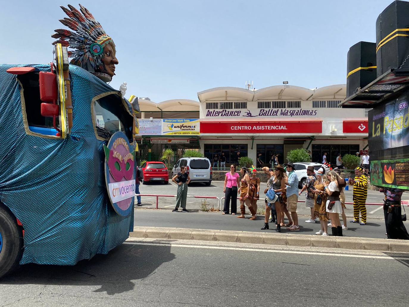 Fotos: Una caravana de carrozas aguarda la salida de la última gran cabalgata de carnaval de 2022