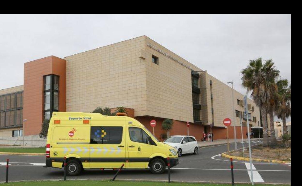 Apuñalan a un hombre en la espalda en Corralejo