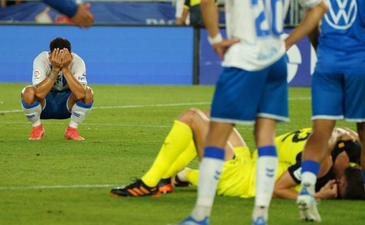 Los juagdores del Girona celebran el ascenso a primera. 