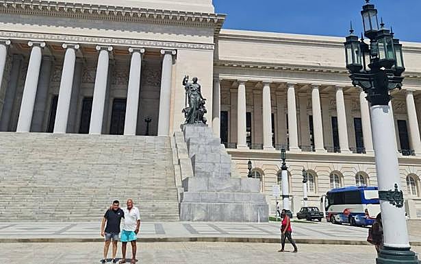 Imagen principal - Barranquera-Caballero: agarrada simbólica en el Capitolio de La Habana