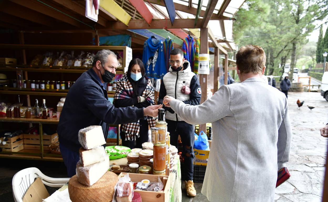 Imagen de archivo de un puestero de la Cruz de Tejeda entre productos típicos y clientes. 