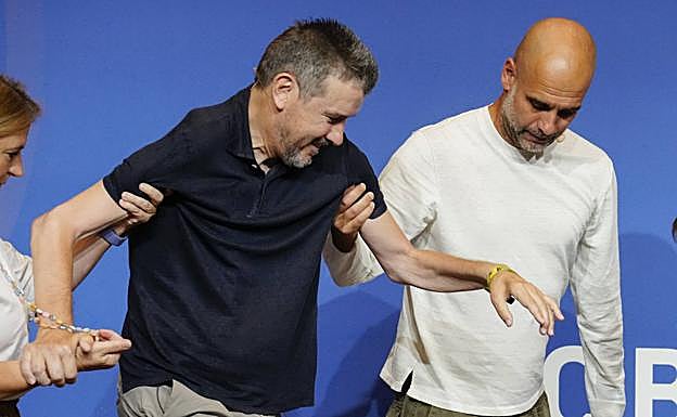 El exfutbolista Juan Carlos Unzué, afectado por ELA, y Guardiola, ayer en la presentación de un partido benéfico. 