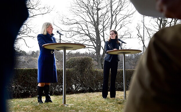 Las primeras ministras de Suecia y Finlandia, Magdalena Andersson y Sanna Marin, anuncian la intención de sus países de entrar en la OTAN el pasado 13 de abril. 