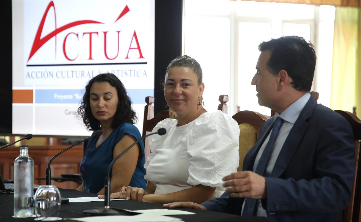 Responsables del estudio en el balance hecho en el Cabildo. 