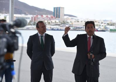 Imagen secundaria 1 - Augusto Hidalgo y Luis Ibarra durante la presentación del proyecto Puerto-Ciudad. 