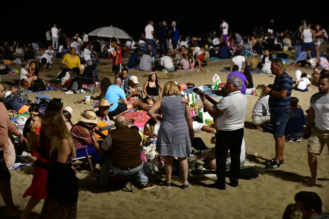 Fotos: Lleno total en las Canteras para disfrutar de la noche de San Juan