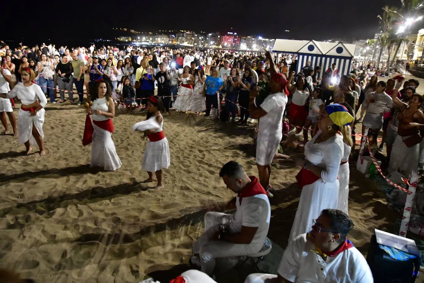 Fotos: Lleno total en las Canteras para disfrutar de la noche de San Juan