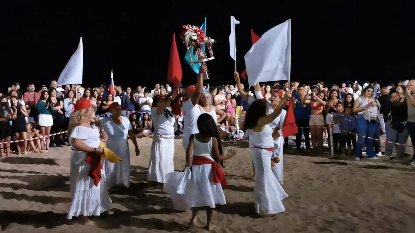 Fotos: Lleno total en las Canteras para disfrutar de la noche de San Juan