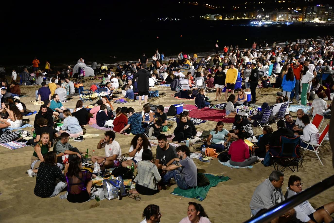 Fotos: Lleno total en las Canteras para disfrutar de la noche de San Juan