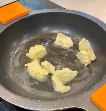 Imagen principal - Derretimos la mantequilla y mezclamos con el azúcar