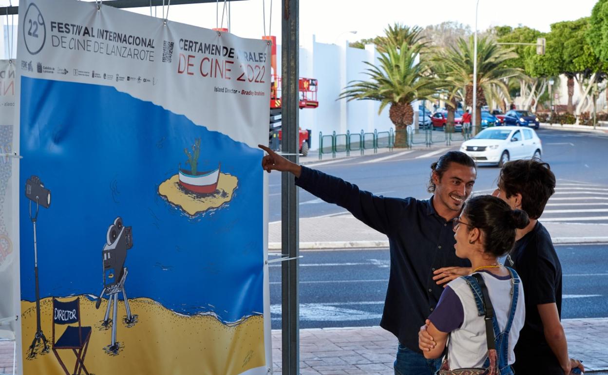 Autor junto al mural. 