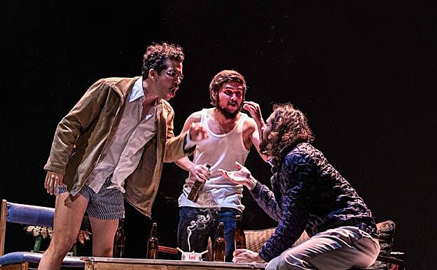 Tres de los intérpretes del montaje, en una escena. 