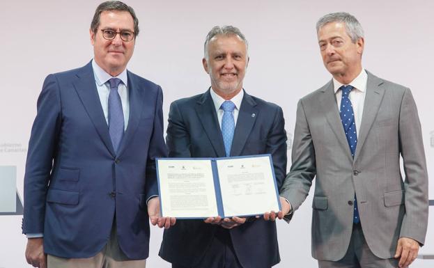 De izq. a drch.: Antonio Garamendi, presidente de CECOE; Ángel Víctor Torres, presidente de Canarias; y Agustín Manrique de Lara, presidente de CCE. 