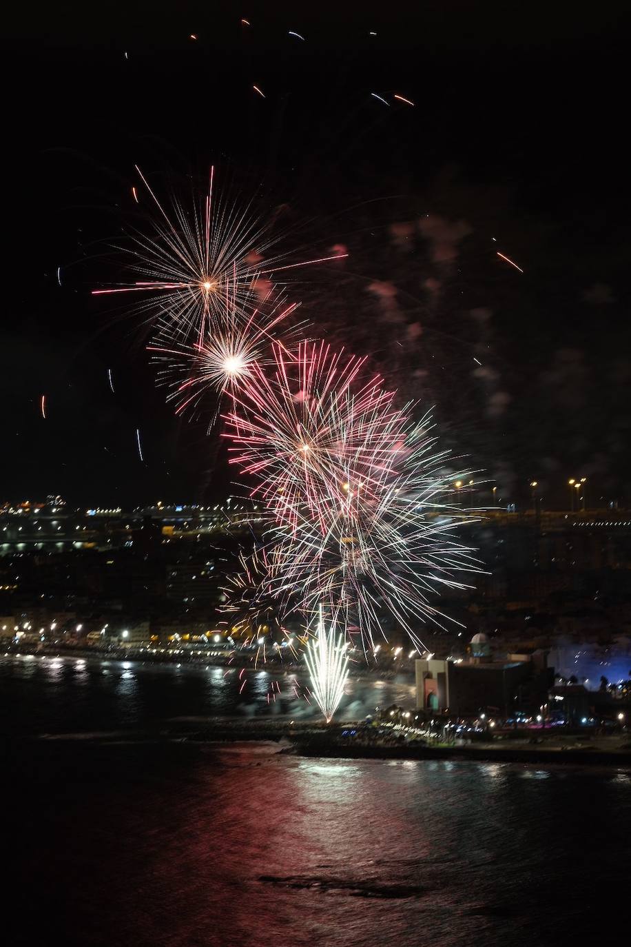 Fotos: Los fuegos iluminan la noche de la Playa de Las Canteras