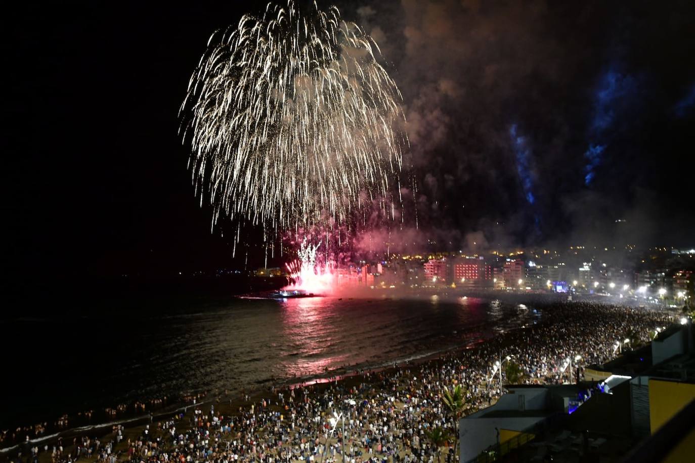 Fotos: Los fuegos iluminan la noche de la Playa de Las Canteras