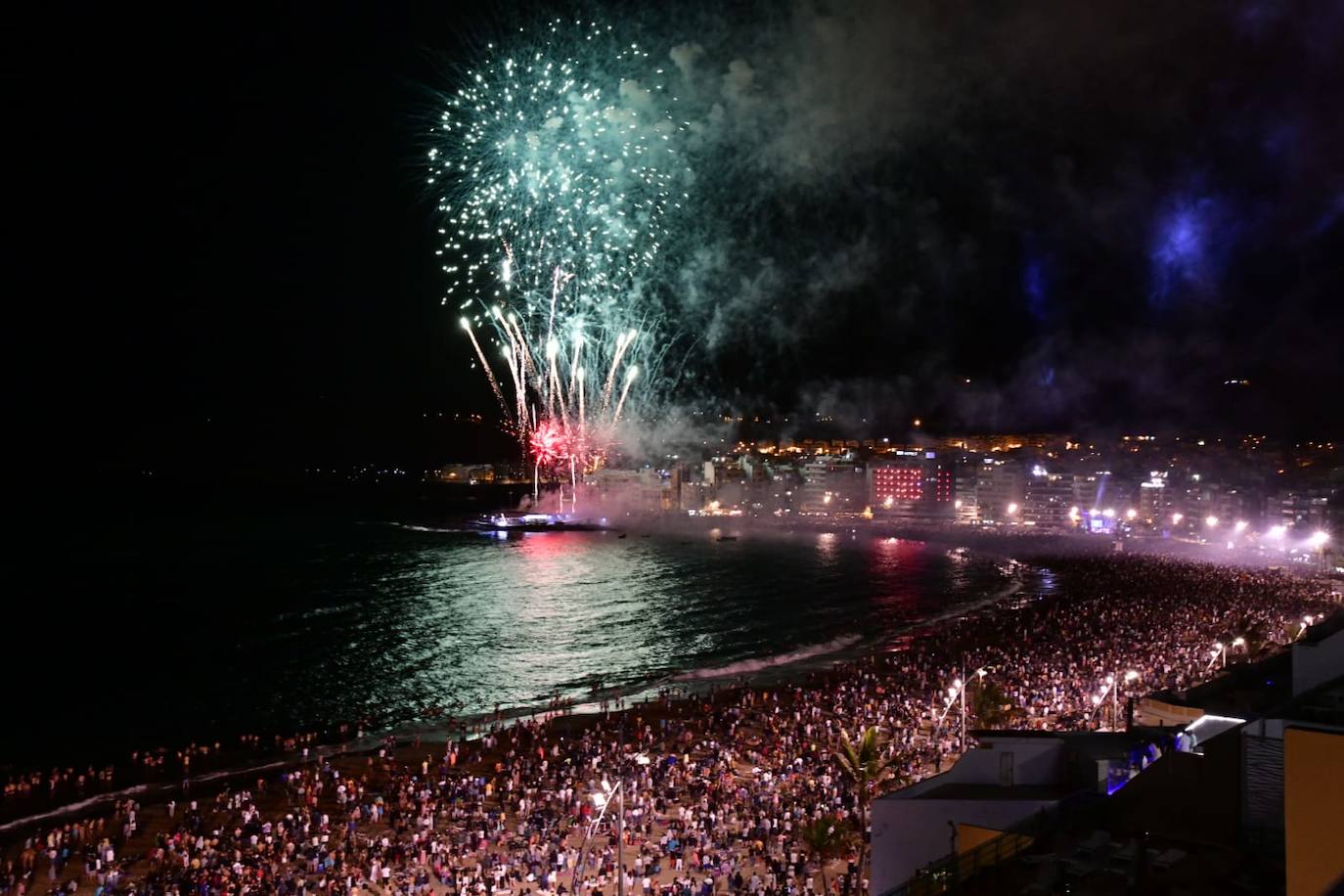 Fotos: Los fuegos iluminan la noche de la Playa de Las Canteras