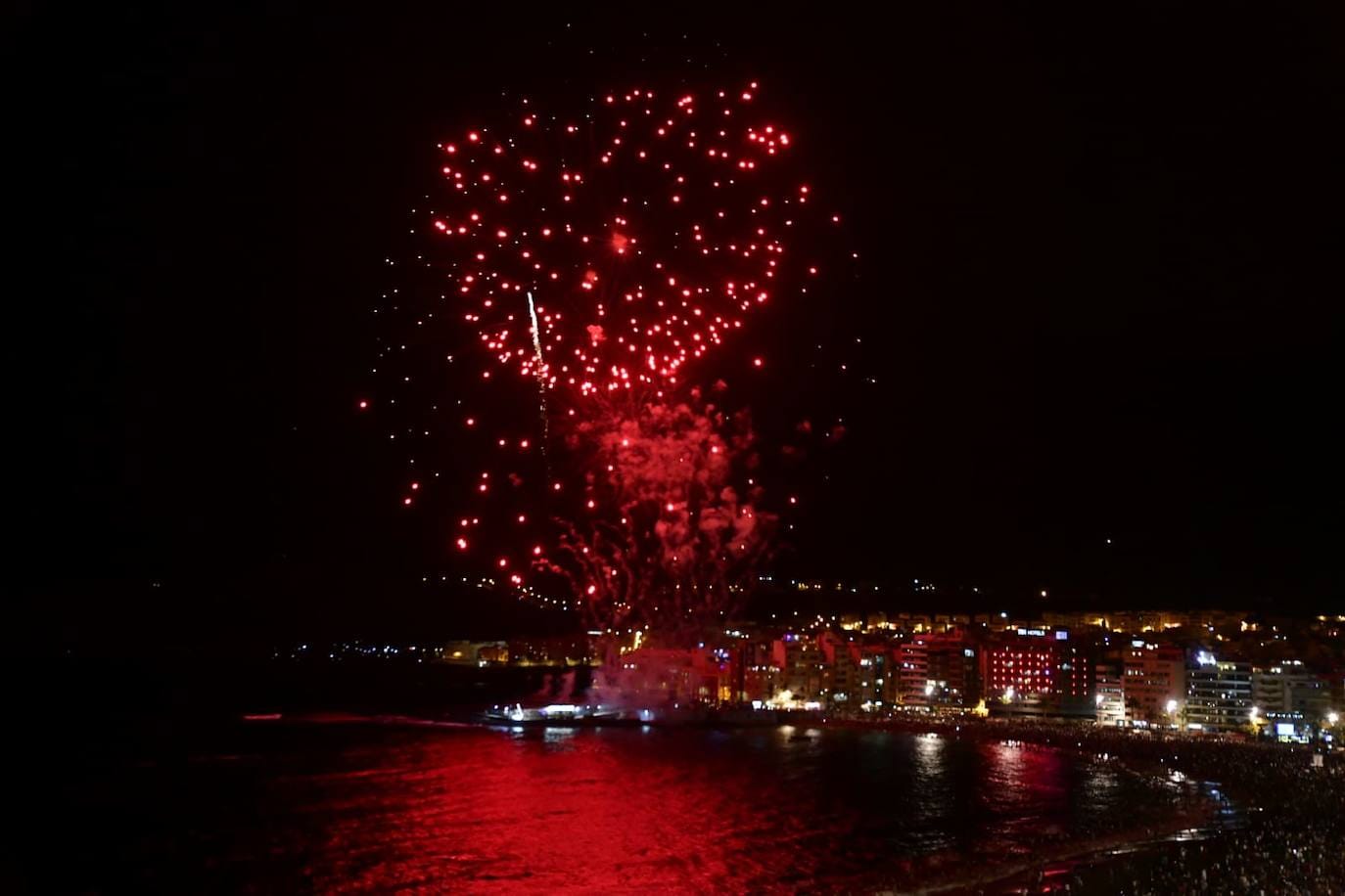 Fotos: Los fuegos iluminan la noche de la Playa de Las Canteras