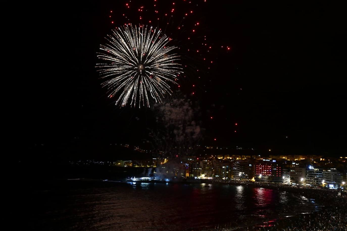 Fotos: Los fuegos iluminan la noche de la Playa de Las Canteras