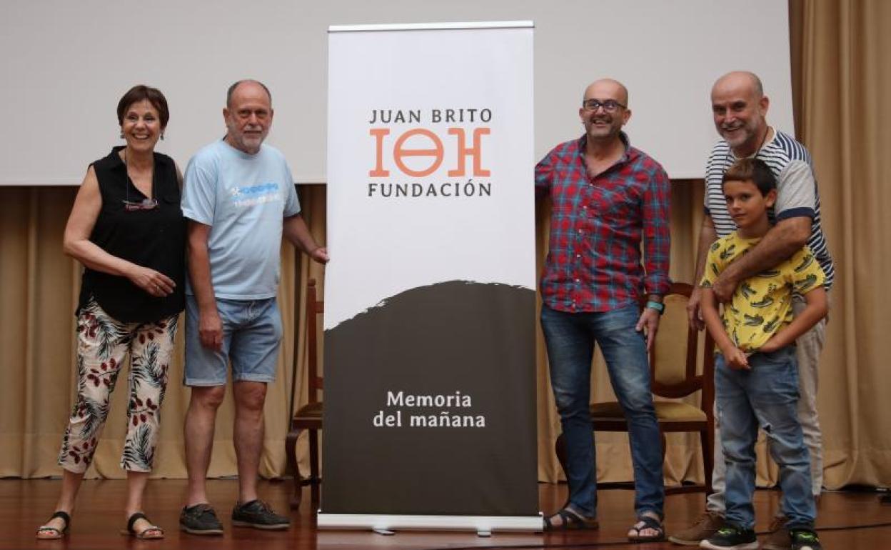 Familiares de Juan Brito en los preparativos matinales de la presentación de la Fundación. 