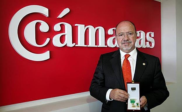 Imagen principal - Ángel Ferrera con Margarita Alonso, fallecida en 2007. (abajo a la izq.), y con su hija Sonia (abajo a la drch.). 