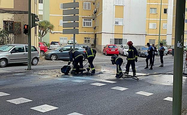 Imagen principal - Una moto se prende fuego en Las Rehoyas