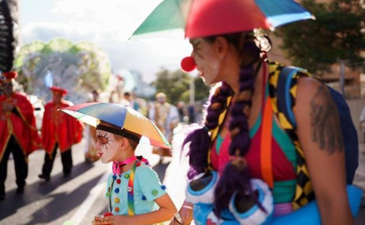 El Carnaval de Santa Cruz deja 50 toneladas de basura en la primera noche