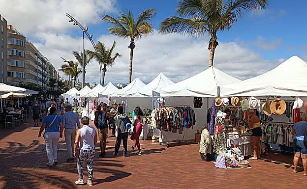 La feria 'Canteras Street Market' congrega a varias personas. 