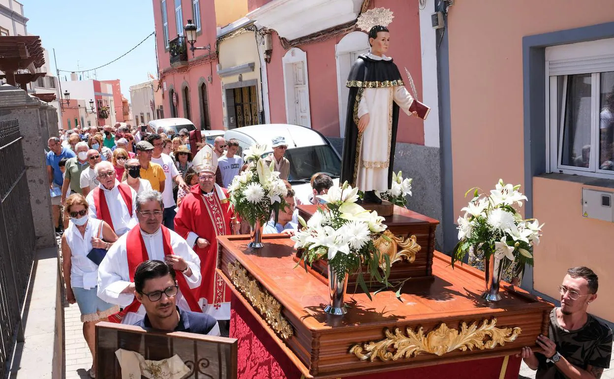 En la foto, un momento de la procesión con la imagen del beato Fray Tomás.