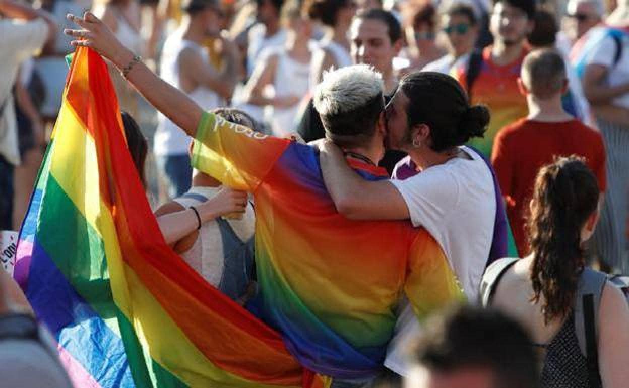 Las dos adolescencias de las personas LGTBI | Canarias7